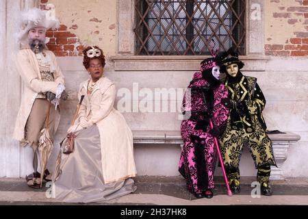 Masken posieren für Fotografen während des Karnevals in Venedig. Venedig. Venedig, Italien, 5. März 2019. Stockfoto