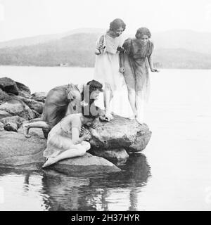 Frances Benjamin Johnston Vintage-Fotografie - vier Figuren am Water Edge Stockfoto