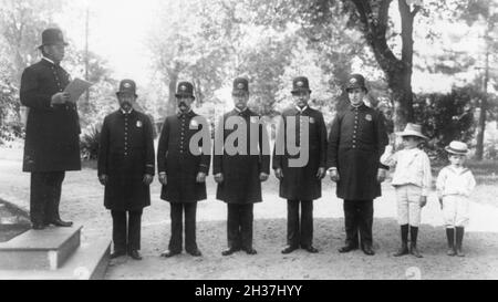 Frances Benjamin Johnston Vintage-Fotografie - Polizei-Rollaufruf-Inspektion im Weißen Haus. Stockfoto
