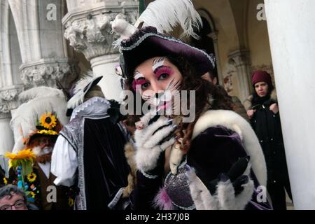 Masken posieren für Fotografen während des Karnevals in Venedig. Venedig. Venedig, Italien, 5. März 2019. Stockfoto