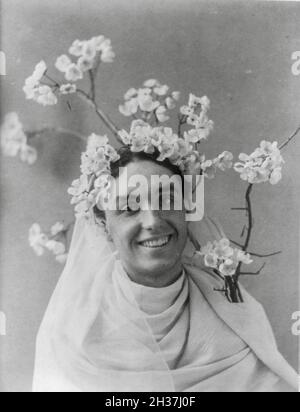 Frances Benjamin Johnston Vintage-Fotografie - Mills Thompson mit Kirschblüte im Haar Stockfoto