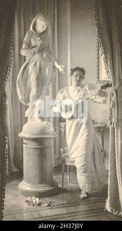 Frances Benjamin Johnston Vintage-Fotografie - Miss AppPerson spielt Banjo neben der Statue der 'Flora' in der Nische von Senator. Die Residenz von George Hearst. Stockfoto