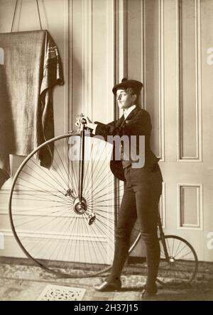 Frances Benjamin Johnston Vintage-Fotografie - Selbstportrait mit falschem Schnurrbart und Penny-Farthing - 1880-1900 Stockfoto