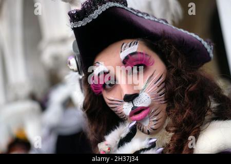 Masken posieren für Fotografen während des Karnevals in Venedig. Venedig. Venedig, Italien, 5. März 2019. Stockfoto