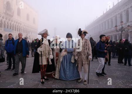 Masken posieren für Fotografen während des Karnevals in Venedig. Venedig. Venedig, Italien, 5. März 2019. Stockfoto