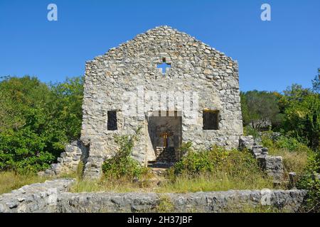 Die historische Kirche des Hl. Georg aus dem 12. Jahrhundert, Crkva Sv Jura, außerhalb der Stadt Punat auf der Insel Krk in der Grafschaft Primorje-Gorski Kotar im westlichen Cr Stockfoto