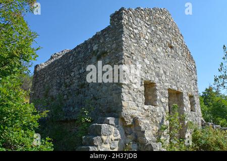 Die historische Kirche des Hl. Georg aus dem 12. Jahrhundert, Crkva Sv Jura, außerhalb der Stadt Punat auf der Insel Krk in der Grafschaft Primorje-Gorski Kotar im westlichen Cr Stockfoto