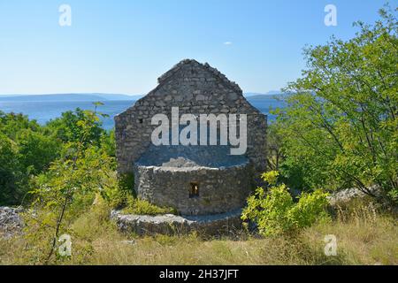 Die historische Kirche des Hl. Georg aus dem 12. Jahrhundert, Crkva Sv Jura, außerhalb der Stadt Punat auf der Insel Krk in der Grafschaft Primorje-Gorski Kotar im westlichen Cr Stockfoto
