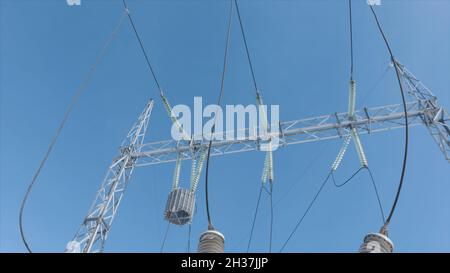 Elektrischer Transformator in Unterstation Aktion. Schalter für den Gastank an der Unterstation des elektrischen Transformators. Hochleitfähige Ausrüstung auf dem Hintergrund des blauen Himmels Stockfoto