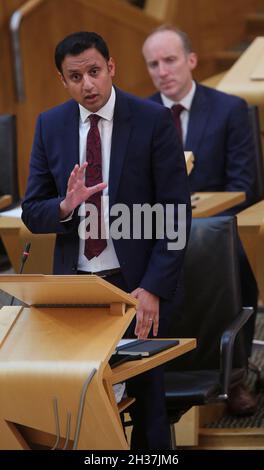 Anas Sarwar, die schottische Labour-Führerin, sprach vor dem schottischen Parlament in Holyrood, Edinburgh, während einer Debatte nach dem Tod des Abgeordneten Sir David Amess aus Southend West, als die MSPs aus der Pause zurückkehrten. Bilddatum: Dienstag, 5. Oktober 2021. Stockfoto