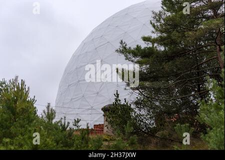 Kuppel über Funkrelais-Antennen, Glissade-Antennen. Transparente Schutzräume zum Schutz von Radarstationen. Funkfeuer mobil. Stockfoto