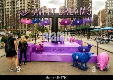 Markenaktivierung für Audible’s Talking Book, The Sandman: Part II, am Freitag, den 8. Oktober 2021 in Flatiron Plaza in New York. (© Richard B. Levine) Stockfoto