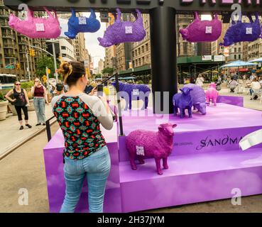 Markenaktivierung für Audible’s Talking Book, The Sandman: Part II, am Freitag, den 8. Oktober 2021 in Flatiron Plaza in New York. (© Richard B. Levine) Stockfoto