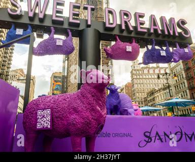 Markenaktivierung für Audible’s Talking Book, The Sandman: Part II, am Freitag, den 8. Oktober 2021 in Flatiron Plaza in New York. (© Richard B. Levine) Stockfoto