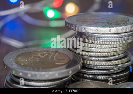 Euro-Münzen Rubel. Münzen aus nächster Nähe. Geld gestapelt. Die Anhäufung von Geld. Stockfoto