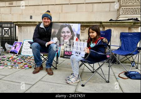 Richard Ratcliffe mit seiner Tochter Gabriella, Tag zwei seines zweiten Hungerstreiks, dem Auswärtigen Amt, Whitehall, London. VEREINIGTES KÖNIGREICH Stockfoto