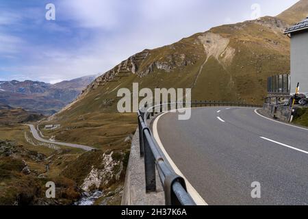 Eine Bergstraße schlängelt sich bis zum Gipfel der Giulia in den Schweizer Alpen in der Nähe des Engadiner Tals Stockfoto