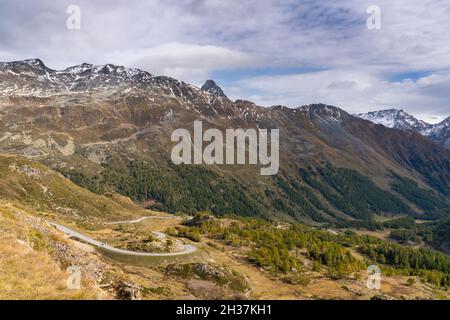 Blick auf die kurvenreiche Bergstraße über den Berninapass ins Val Poschiavo in der südlichen Schweizer Alp im Spätherbst Stockfoto