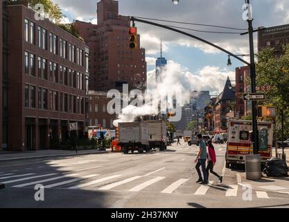 Schauen Sie am Freitag, den 22. Oktober 2021, auf der Seventh Avenue in Greenwich Village in New York vorbei. (© Richard B. Levine) Stockfoto