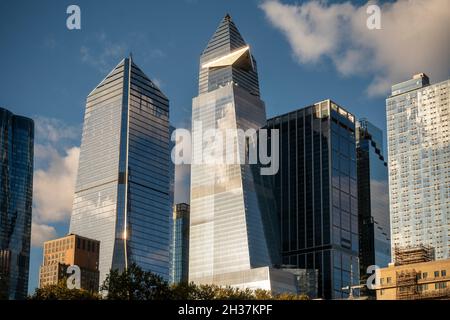 10 Hudson Yards, Mitte links, 30 Hudson Yards, Mitte rechts, und andere Hudson Yards Entwicklung in New York am Montag, 18. Oktober 2021. (© Richard B. Levine) Stockfoto