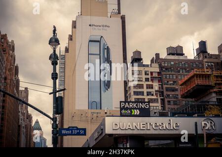 Eine Plakatwand in Midtown Manhattan in New York am Montag, den 18. Oktober 2021, die für das iPhone 13 Pro wirbt. (© Richard B. Levine) Stockfoto