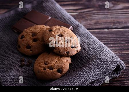 Hausgemachte Chocolate Chip Cookies mit einer Milchschokolade Stockfoto