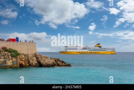 Nizza, Frankreich - 16. Juli 2018: Mega Express Four, Passagierschiff der Reederei Corsica Ferries Sardinia Ferries, Ankunft im Hafen von Nizza Stockfoto