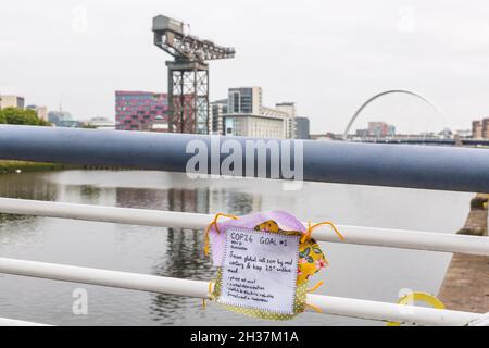 Häkeln Sie mit einem COP26-Tor auf der Bells Bridge neben dem Veranstaltungsort der UN-Klimakonferenz 2021, Glasgow, Schottland, Großbritannien Stockfoto