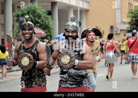 Südamerika, Brasilien - 22. Februar 2020: Freunde, die als Gladiatoren verkleidet sind, treten während einer Karnevalsparade in der Innenstadt von Rio de Janeiro auf. Stockfoto