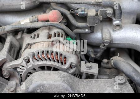 Lichtmaschine. Staubige Details eines flachen Motorraums (Boxer) unter der offenen Haube. Nahaufnahme Stockfoto