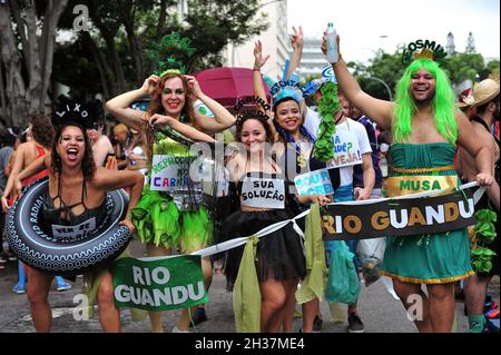 Brasilien – 22. Februar 2020: Nachtschwärmer in Kostümen, die von politischen Skandalen inspiriert sind, kommen bei einer Parade in Rio de Janeiro in den Karnevalsgeist Stockfoto