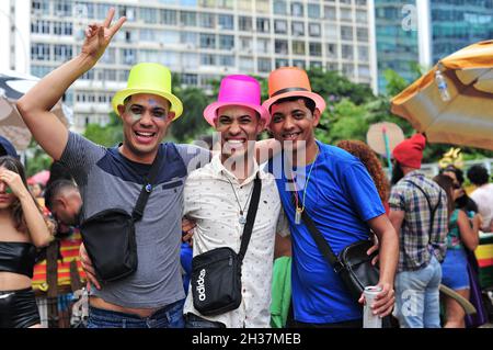 Amerika, Brasilien – 22. Februar 2020: Freunde in Kostümen lächeln während einer Karnevalsparty in der Innenstadt von Rio de Janeiro für die Kamera. Stockfoto