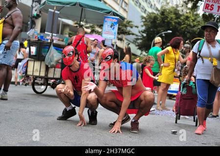 Brasilien - 22. Februar 2020: Nachtschwärmer, die als Comic-Superheld Spiderman verkleidet sind, treten während einer Karnevalsfeier in der Innenstadt von Rio de Janeiro auf. Stockfoto