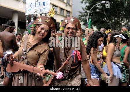 Brasilien–22. Februar 2020:das Paar, das als Big Lamp verkleidet ist, und die schöne Mary, kommen bei einer Straßenparty im Zentrum von Rio de Janeiro in den Karnevalsgeist Stockfoto