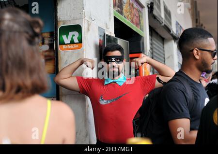 Südamerika, Brasilien – 22. Februar 2020: Bärtiger Mann in Zorro-Maske tritt während einer Straßenkarneval-Parade in der Innenstadt von Rio de Janeiro für die Kamera auf Stockfoto