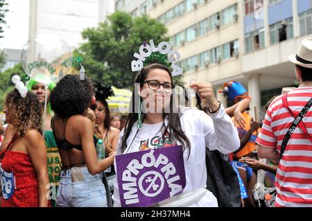 Brasilien – 22. Februar 2020: Nachtschwärmer in Kostümen, die von politischen Skandalen inspiriert sind, kommen bei einer Parade in Rio de Janeiro in den Karnevalsgeist Stockfoto