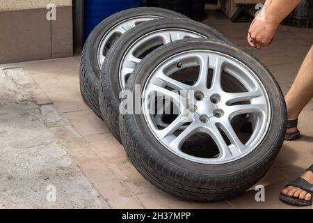 Set von gebrauchten stilvollen Autorädern mit flachen Sommerreifen. Verkauf von Auto-Ersatzteilen Stockfoto