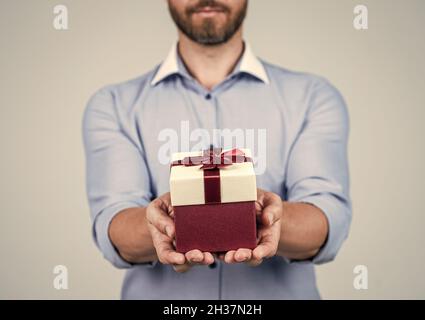 Unrasiert Mann abgeschnitten Ansicht Geschenk Geschenkbox mit rotem Band Schleife selektiven Fokus gebunden, Boxtag Stockfoto