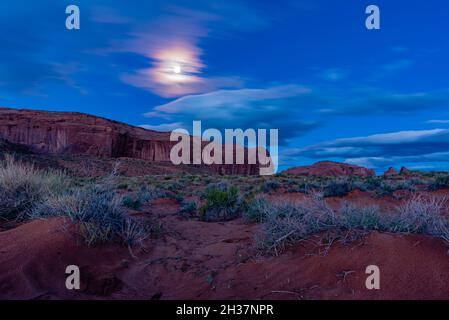 Moon lite Wüstenszene mit verschwommenen Wolken Stockfoto