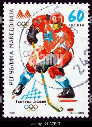 MAZEDONIEN - UM 2006: Eine in Mazedonien gedruckte Marke zeigt Eishockey, Olympische Winterspiele 2006, Turin, um 2006 Stockfoto