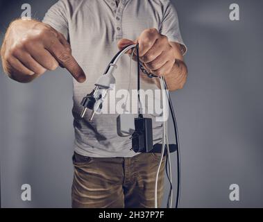 Mann mit vielen Steckdosen Stockfoto