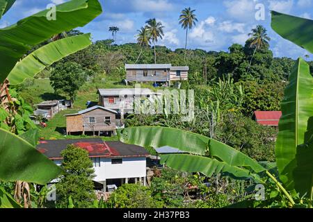 Ländliches Dorf mit Holzhäusern auf Stelzen auf der Insel Grenada, Westindien in der Karibik Stockfoto