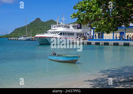 Die Fähre von Osprey Shuttle dockte in der Tyrell Bay in Argyle auf Carriacou, der Insel der Grenadinen Inseln, Grenada in der Karibik an Stockfoto