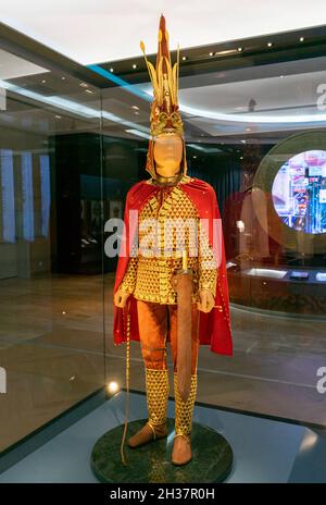 Golden man; ein junger edler Saka-Krieger; 5-4. Jahrhundert v. Chr. Rekonstruktion von Kostümen und Ausrüstung, Museum in Astana, nur-Sultan, Kasachstan Stockfoto