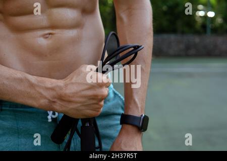 Ein Mann, der Gummibänder macht. bali Stockfoto
