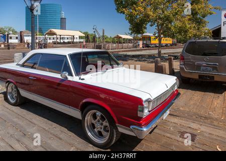 SACRAMENTO, CALIFORNIA, USA - AUGUST 5 : Vintage rot-weißes Auto in Sacramento, California, USA am 5. August 2011. Zwei nicht identifizierte Personen Stockfoto