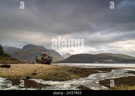 Ein trübes, feuchtes herbstliches HDR-Bild mit 3 Aufnahmen vom Corpach Wrack, MV Dayspring mit Ben Nevis im Hintergrund, Lochaber, Schottland. 10. Oktober 2021 Stockfoto