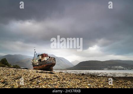 Ein trübes, feuchtes herbstliches HDR-Bild mit 3 Aufnahmen vom Corpach Wrack, MV Dayspring mit Ben Nevis im Hintergrund, Lochaber, Schottland. 10. Oktober 2021 Stockfoto