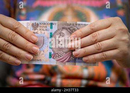 500 Zloty-Banknote mit polnischer Note, in der Hand gehalten, höchste Stückelung Stockfoto