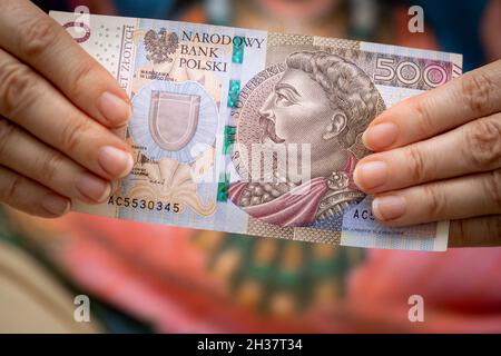 500 Zloty-Banknote mit polnischer Note, in der Hand gehalten, höchste Stückelung Stockfoto